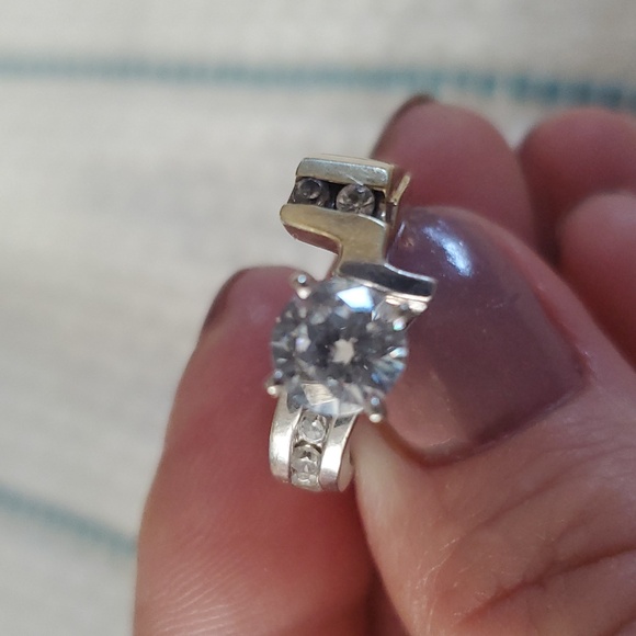 14kt white and yellow gold wedding ring. Round center stone with round stones - Picture 8 of 8